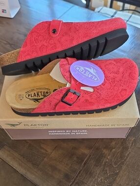 Plakton Size 11 Women's Red Floral-Textured Clog Leather Sandals